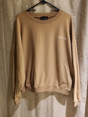 Kittenish Women’s Crewneck Sweater in Tan